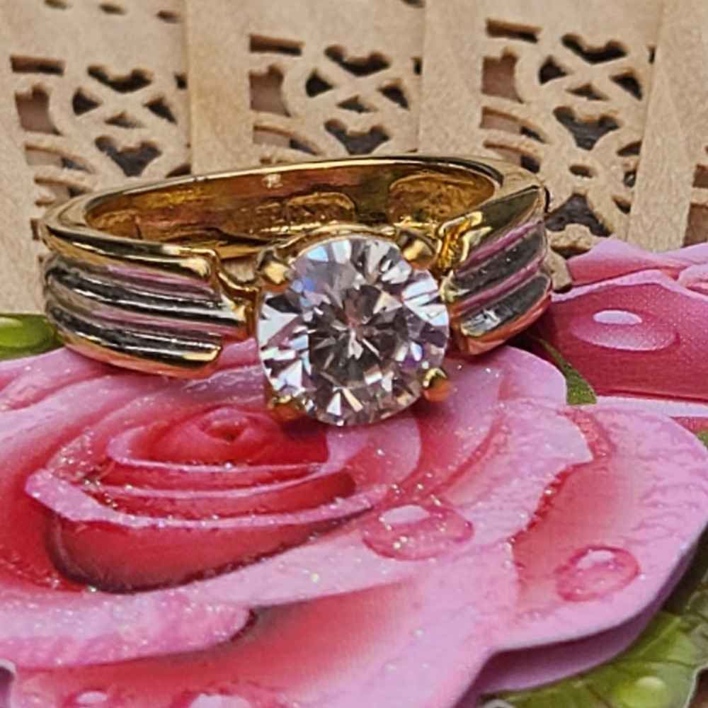 90's Style ladies gold ring size 7.5 - Picture 6 of 12
